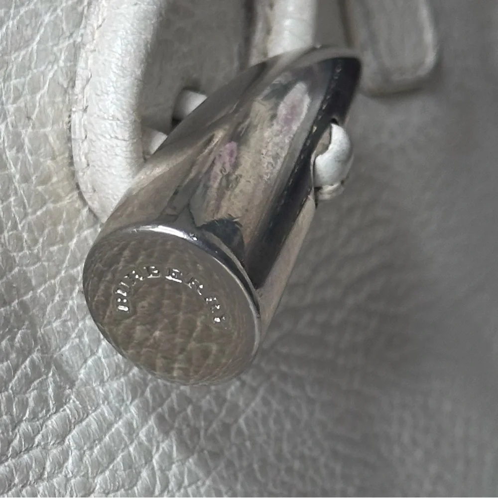 Elegant Burberry White Leather Tote Bag - Picture 4 of 16